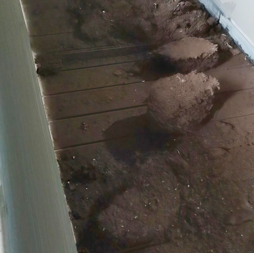 滿是鐵銹的廢鋼渣送入破碎機，瞬間褪去舊貌，煥顏一新。