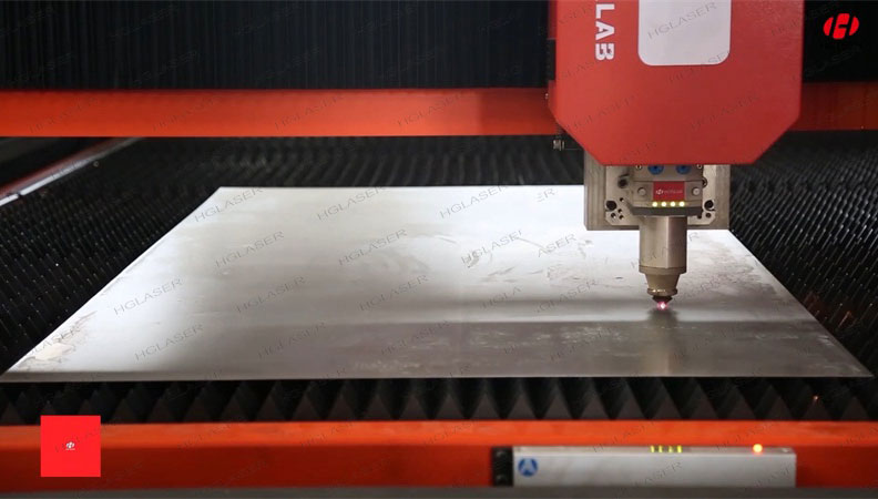 床身為整體焊接結(jié)構(gòu)，橫梁為鑄鋁件，均經(jīng)多次時(shí)效處理，動(dòng)態(tài)響應(yīng)好。