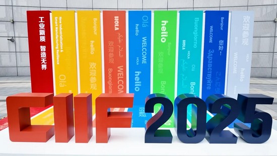 雙機(jī)型出擊！華工激光三維五軸激光裝備閃耀工博會(huì)